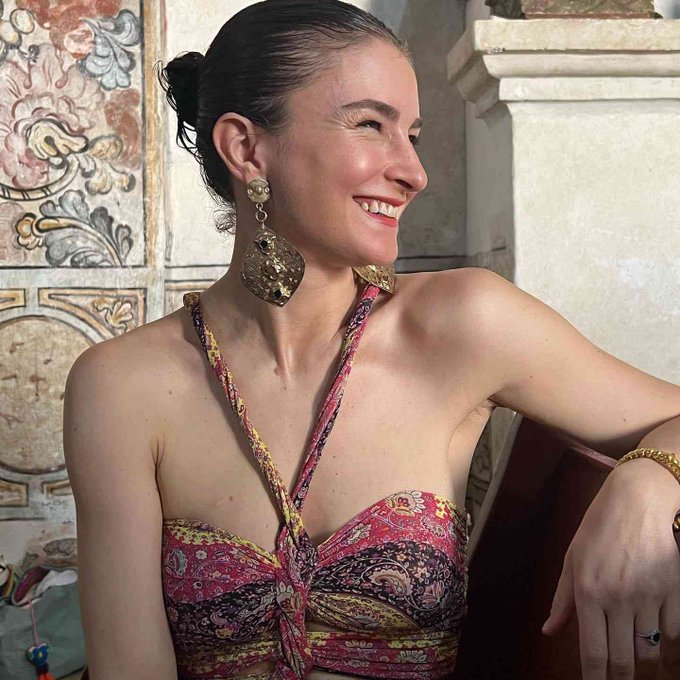 Anna Wintour closing in on daughter of famous actress to take over VOGUE...