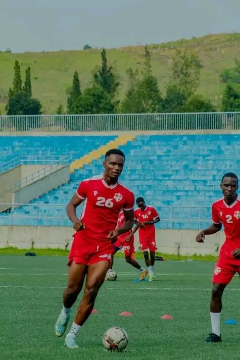 ben_iyebe's tweet photo. Foot: 🇨🇩Mbuata Mukoko Rolive
Né à Kinshasa le 05 juillet 2005, ce colosse de *1m89 pour 81 kg* impose sa présence sur le terrain comme *axe 4-5 ou milieu défensif (n°6)*.
À seulement *20 ans d'âge, Rolive a déjà évolué dans des clubs tels que #DC_virunga (Goma)*, *#Vision_FC* et *#FC_Kyiuvu_Sports* (Rwanda).
Actuellement joueur de *Fonak*, il traverse une période compliquée… mais la détermination et le talent ne mentent jamais.
*Un joueur à suivre, un avenir à bâtir.* 🔥⚽
#FootballTalent #RoliveMukoko #KinshasaPower
#LeTalentNementPas