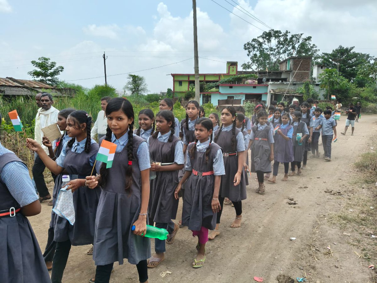 jjm_mungeli's tweet image. हर घर तिरंगा  हर घर स्वच्छता अभियान के अंतर्गत पथरिया ब्लॉक के ग्राम बछेरा में स्कूली बच्चों की स्वच्छता को लेकर रैली निकाली गई उस  दौरान ग्रामीणों को स्वच्छता कि शपथ दिलाई गई @ArunSao3 @ChhattisgarhCMO @PMOIndia