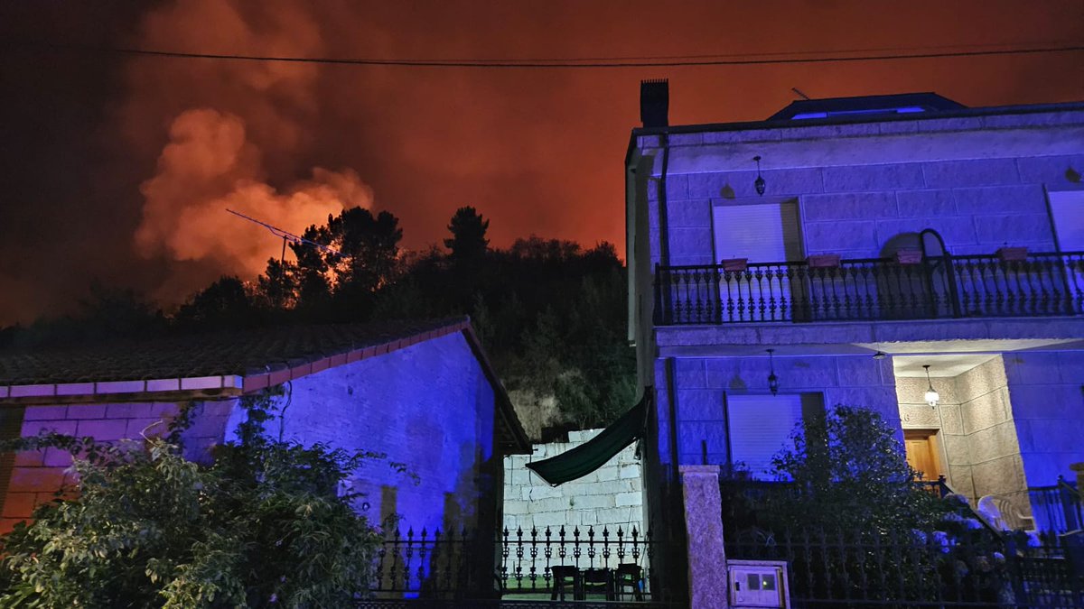 bombeiroscoruna's tweet photo. Traballando en #Vilaza 

🚒 Os compañeiros desprazados aos 🔥 da provincia de #Ourense van intentar protexer este grupo de casas que xa lles está chegando o lume. 

Coidado e facede todo o que poidades. https://t.co/oglFDVibO7