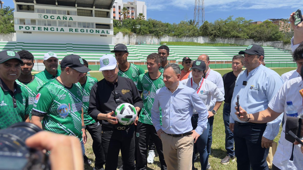 CiroARodriguezP's tweet photo. Un emotivo reencuentro en el Estadio Hermidez Padilla con Jhon Calderón “Ardilla”, quien en 1999 llegó a Ocaña para reforzar  nuestro equipo de la Primera C para el histórico pentagonal nacional que se llevó a cabo en noviembre de ese año en Ocaña donde presidí la Junta Directiva del equipo. Hoy, desde el cuerpo técnico, sigue dejando huella y pasión en el fútbol de nuestra tierra. #OcañaPotenciaDeportiva #EsConHechos