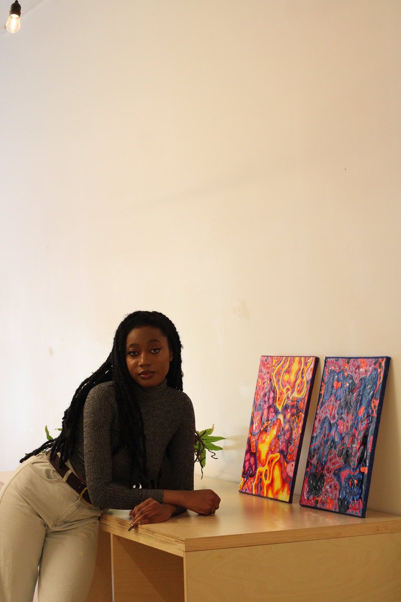 Je me présente : William Doua !
Je suis une artiste peintre autodidacte et la cofondatrice de l’aesthete Club, un collectif d’artiste émergent. Depuis 2022x j’ai fondé mon entreprise « Weadart » et je crée à partir de mes toiles, des œuvres d’art à usage quotidien