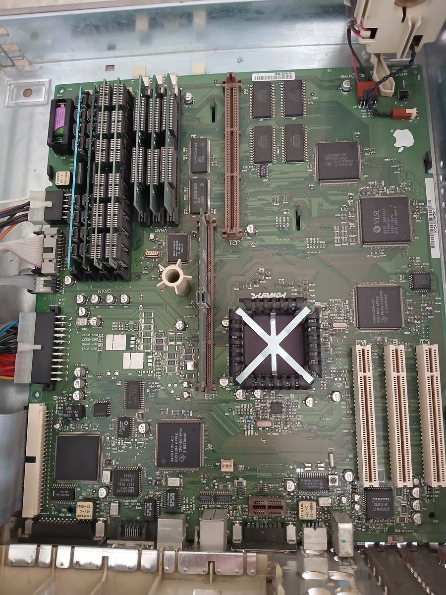 nanochess's tweet image. I just opened this PowerMac 7200 for removing the battery. No leakage, fortunately. It worked the last time I turned it on (ten years ago), but I lost my VGA converter, and I forgot completely where the mouse and keyboard are. #retro #powermac