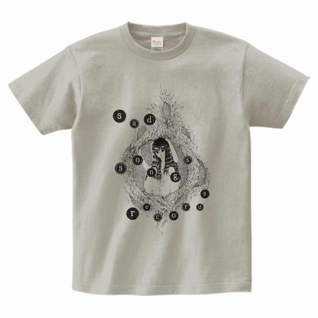 ksm24466518's tweet photo. #オテラノ【コラボTシャツ第3弾】

今回はAvec Plaisirのメンバーが運営するカナダの"Sad Songs Records"とのコラボレーション。デザインはex冬蟲夏草のjiang-zhi氏のプロジェクト"Enchantland"(@Enchantland )が担当。購買部でも近日中に取り扱いを開始します！皆様是非！
＞
https://t.co/fzU4l9cKWJ https://t.co/klSChETmNZ