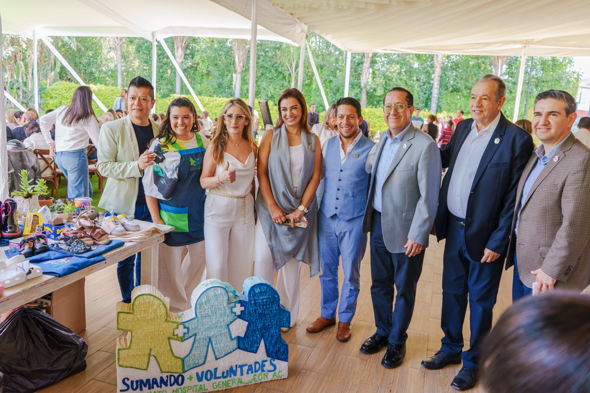 DrGabrielCortes's tweet photo. Gracias a @DrJuanCarlosMon por acompañarnos en la #FeriaDeAcciónSolidaria2025 @difgente 

🙋‍♀️🙋‍♂️ Más de 10 albergues de hospitales 🏥 demostraron que la solidaridad transforma vidas ❤️
#Guanajuato #SaludConCorazón

@LibiaDennise https://t.co/T9oFHSgEeU