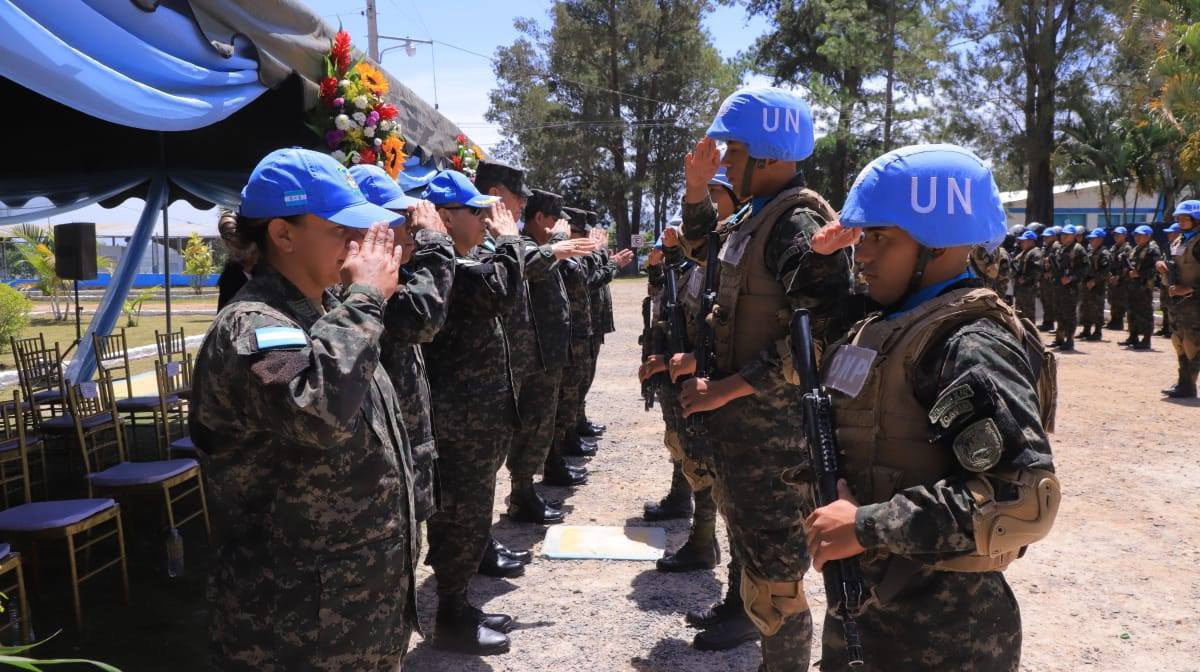 Secretaría de Estado de Defensa Nacional (@sedenahn) on Twitter photo Como parte del Plan Operativo Normal de <a href="/FFAAHN/">Fuerzas Armadas de Honduras</a>, la Unidad de Operaciones de Mantenimiento de Paz #UOMP celebró hoy la graduación de 43 militares, incluyendo tres mujeres soldados, en el Curso de Modulaciones de Paz N.º 025-2025. 🪖
Durante esta formación especializada, los Como parte del Plan Operativo Normal de <a href="/FFAAHN/">Fuerzas Armadas de Honduras</a>, la Unidad de Operaciones de Mantenimiento de Paz #UOMP celebró hoy la graduación de 43 militares, incluyendo tres mujeres soldados, en el Curso de Modulaciones de Paz N.º 025-2025. 🪖
Durante esta formación especializada, los