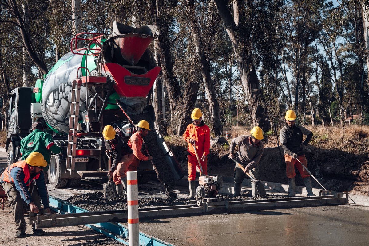 PasseriniOk's tweet photo. El progreso avanza en #CórdobaCapital. 🚧

Estamos repavimentando la avenida De la Semillería, una arteria clave para el acceso al Mercado de Abasto y la conexión entre la ruta 19 y la avenida Las Malvinas. Serán 14 cuadras intervenidas con hormigón, una solución duradera pensada para el alto tránsito vehicular y la circulación constante de camiones vinculados a la actividad frutihortícola del cinturón verde.

Esta obra es fundamental para conectar de manera segura y eficiente al Mercado con la ciudad, fortaleciendo la producción y el abastecimiento local. 💪🏼

#CórdobaNoPara