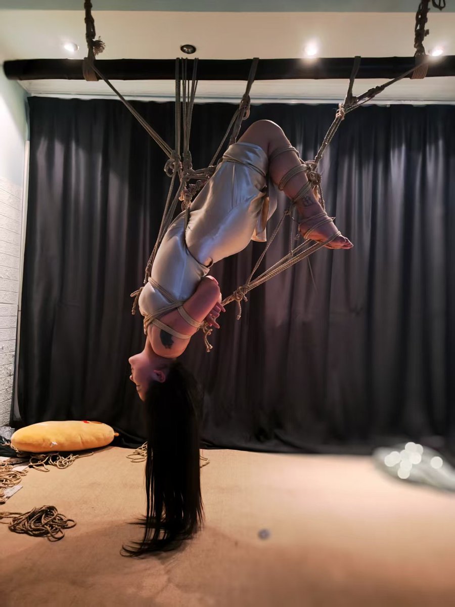 又回来噜
慈祥的绳师（虚）<a href="/wshung95384384/">tietie铁铁</a> 
我真好看嘻嘻