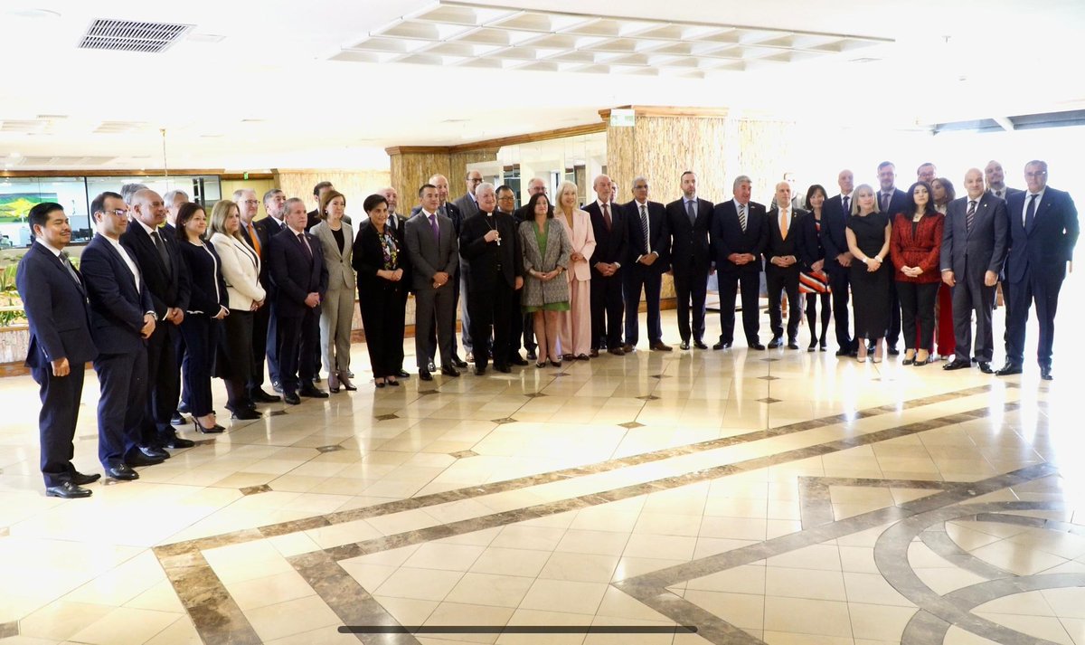 Andrés Carrascosa (@andrescarras) on Twitter photo Agradezco como Decano el encuentro de trabajo del Cuerpo Diplomático con el Presidente de la República de Ecuador, <a href="/DanielNoboaOk/">Daniel Noboa Azin</a>, como invitado de honor, que estuvo acompañado por la Canciller de la República, <a href="/gabisommerfeld/">Gabriela Sommerfeld</a>: un diálogo abierto sobre un amplio número de temas. Agradezco como Decano el encuentro de trabajo del Cuerpo Diplomático con el Presidente de la República de Ecuador, <a href="/DanielNoboaOk/">Daniel Noboa Azin</a>, como invitado de honor, que estuvo acompañado por la Canciller de la República, <a href="/gabisommerfeld/">Gabriela Sommerfeld</a>: un diálogo abierto sobre un amplio número de temas.