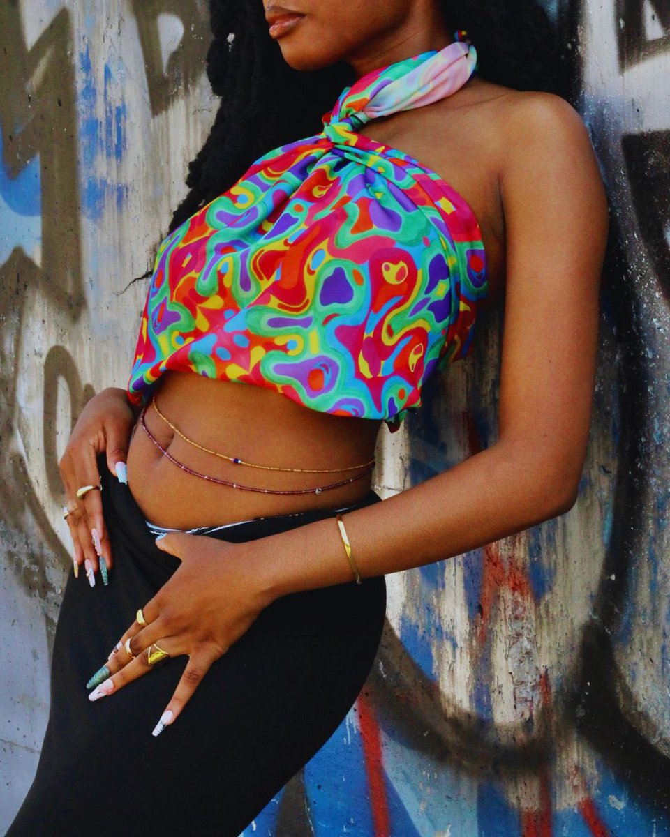 Fin avril 2025, ma sœur a choppé mon col pour me dire de faire des foulards alors que je venais juste de sortir les bikinis. Août 2025, je sors les foulards en hommage à mon père. Des carrés de satin charmeuse certifié Okeo-Tex dans différentes tailles