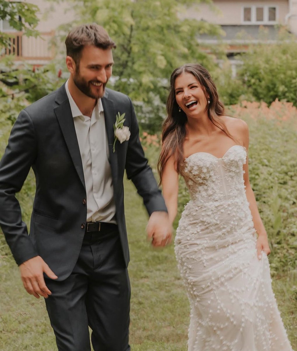 Leafslatest's tweet image. Big congrats to new Leaf Nic Roy! 💙🍾

— Nicoroy55 / IG

#LeafsForever