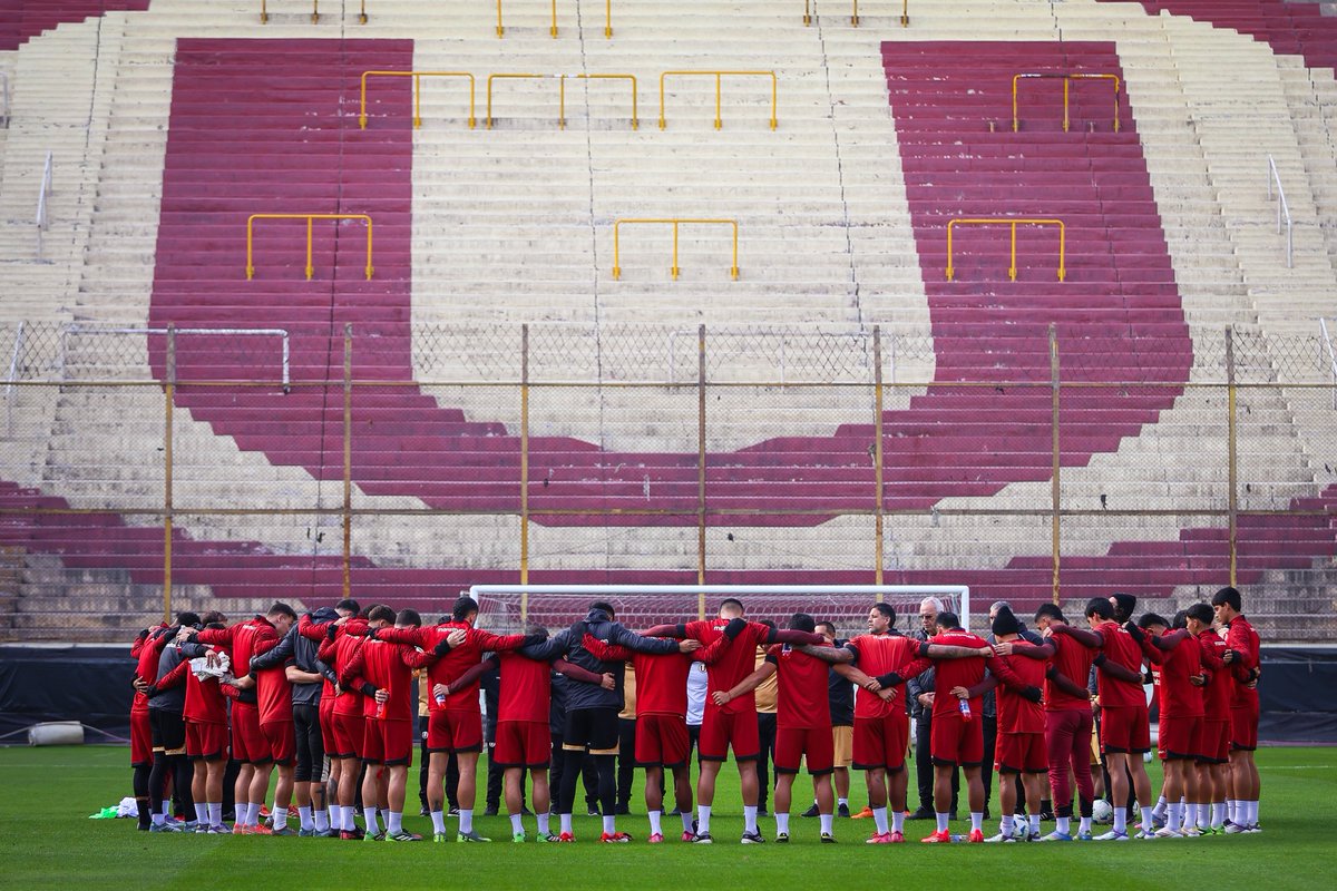 Universitario's tweet image. 𝗙𝗘 💛🙏
#UnaGarraCopera