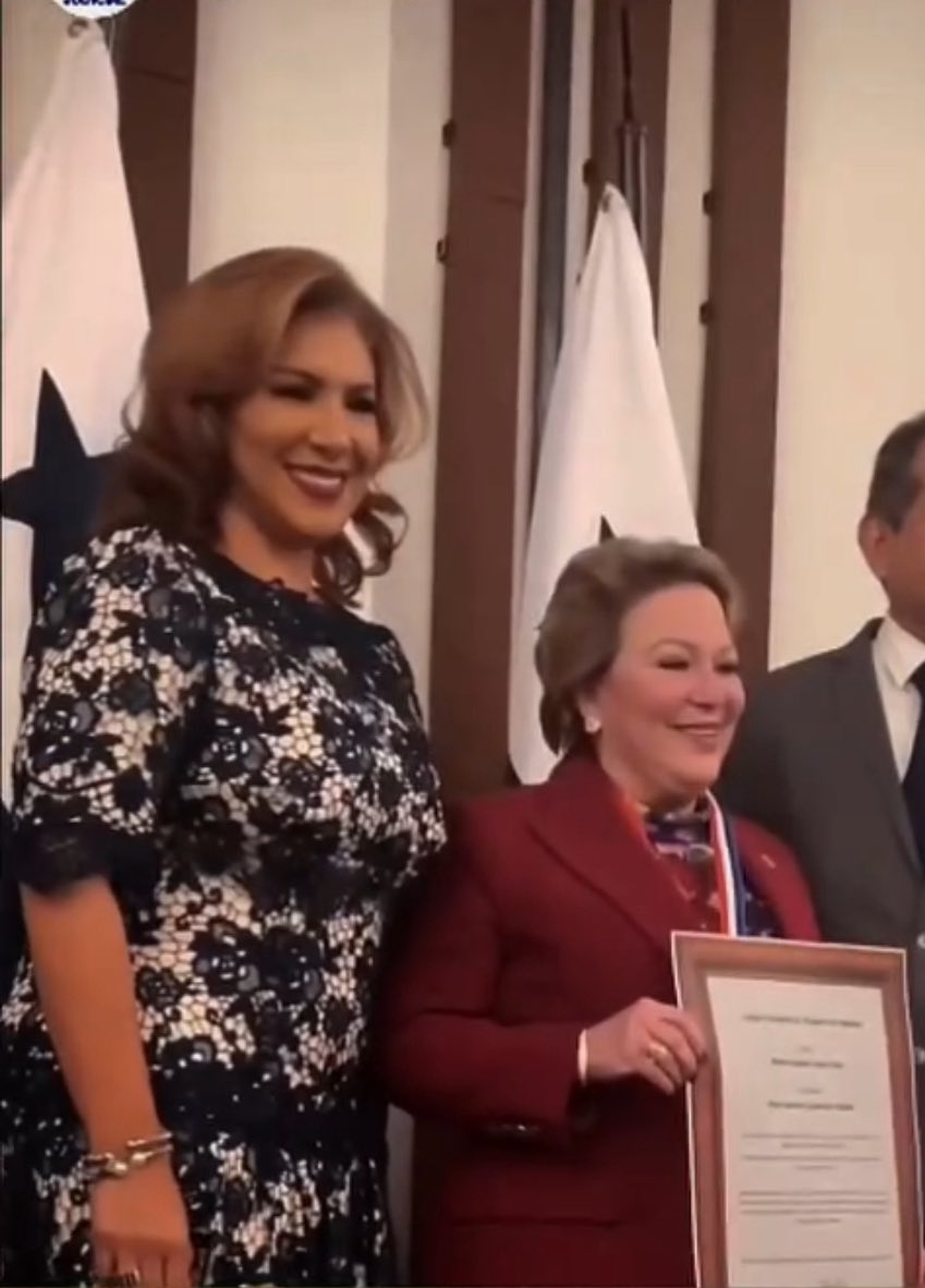 Ayer, en pleno escándalo por las jubilaciones especiales, el Colegio Nacional de Abogados condecoró a la Presidenta de la Corte Suprema. De pronto, ese silencio que ensordece empieza a tener explicación. Hasta la asociación de guardabosques se ha pronunciado, menos el Colegio de