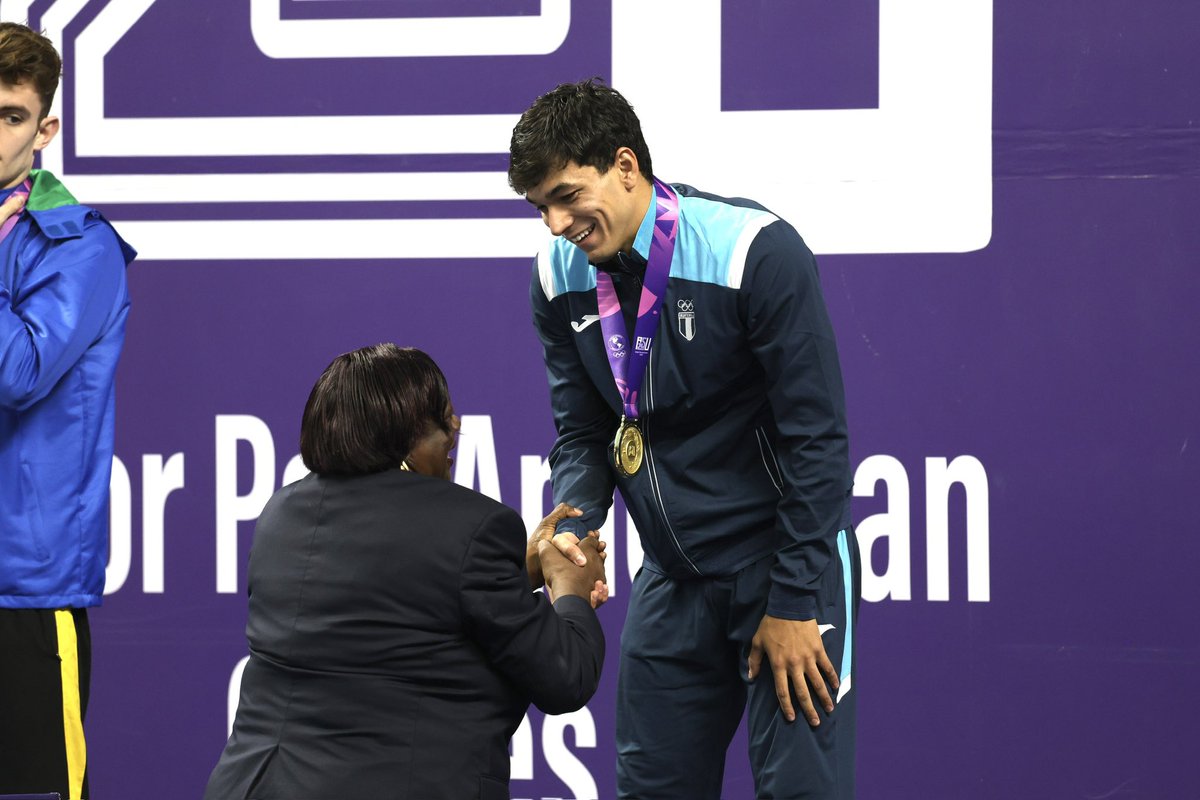 COGuatemalteco's tweet photo. 🥇💙🇬🇹 Con el corazón acelerado y una nación entera apoyando, Roberto Bonilla subió a lo más alto del podio para recibir la medalla de oro en los 200 m pecho masculino de #ASU2025.

🔥 Un título que llega junto a un récord panamericano junior de 2:12.60, escrito con esfuerzo, talento y pasión por Guatemala.

¡Muchas felicidades, Roberto! 💪
#GuatemalaEnAsunción