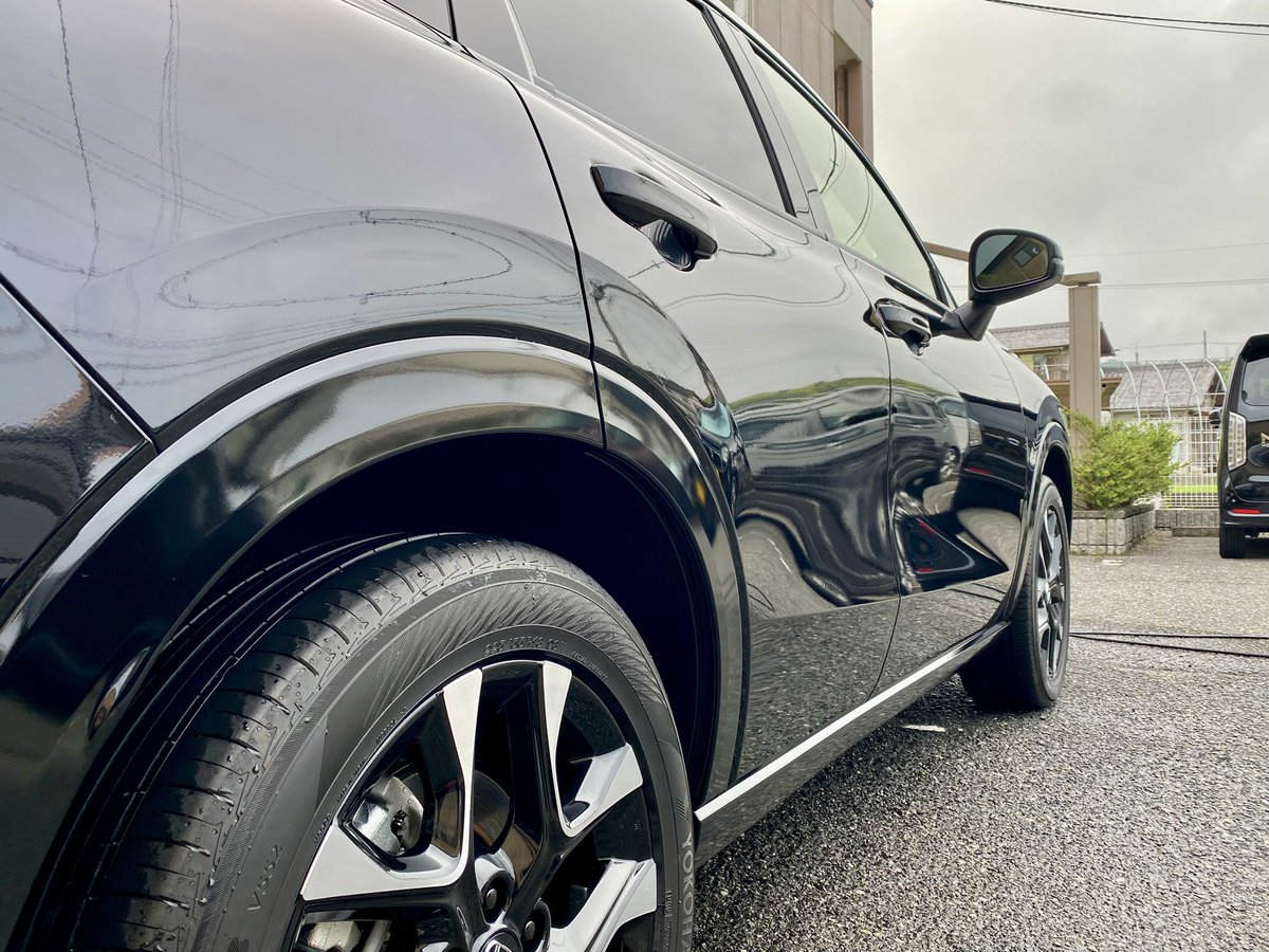 Yutatarc1's tweet image. ZR-V洗車完了🫡
盆休みに入って3日間雨が降ったり止んだりしてスケールが多少付着してました💦
先日買ったプロヴァイドさんのNo.4でスケール除去のみでフィニッシュ😎
窓ガラスも油膜と古いコート剤をBLT-Gで落としてからのプロヴァイドさんのWIND COATを施工しました🫣

#PROVIDE
#洗車