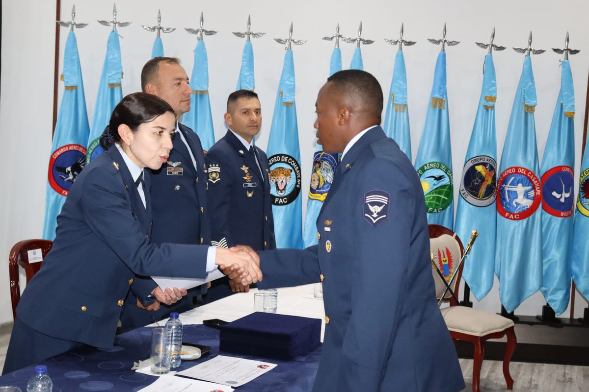 FuerzaAereaCol's tweet photo. Suboficiales de la #FuerzaAeroespacial🇨🇴 culminaron su formación académica, requisito esencial para aspirar al ascenso al grado inmediatamente superior como Técnicos Primeros y Técnicos Terceros.
➡️https://t.co/c1QlKZ8PyG
#SiempreFirmes
#HonorEsServir
#ESUFA https://t.co/vJRE0tu2Hy