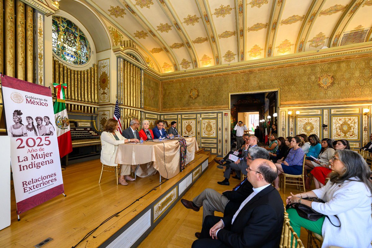 El Secretario General de la OEA, <a href="/SG_OEA_OAS/">SG_OEA_OAS</a> Albert R. Ramdin, y la Secretaria General Adjunta, <a href="/Lauraggils/">Laura Gil</a>, participaron hoy en el evento “Creadoras: propiedad intelectual y revalorización de la cultura artesanal en 🇧🇴 y 🇲🇽”, organizado por <a href="/MisionMexOEA/">MisionMexOEA</a> en el marco de la 8ª