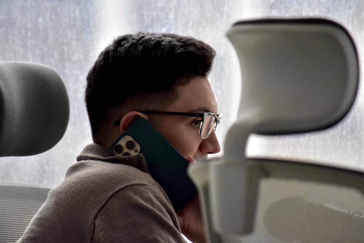 Ayer cumplí tres años en <a href="/lahoragt/">Diario La Hora</a>. Tres años contando historias, investigando y tratando de explicar el sistema de justicia en un país tan complejo como apasionante. 

Gracias a quienes leen, confían y acompañan este camino.

Mención a <a href="/danielRamirez_r/">Daniel Ramírez</a> por captar mi día a día.