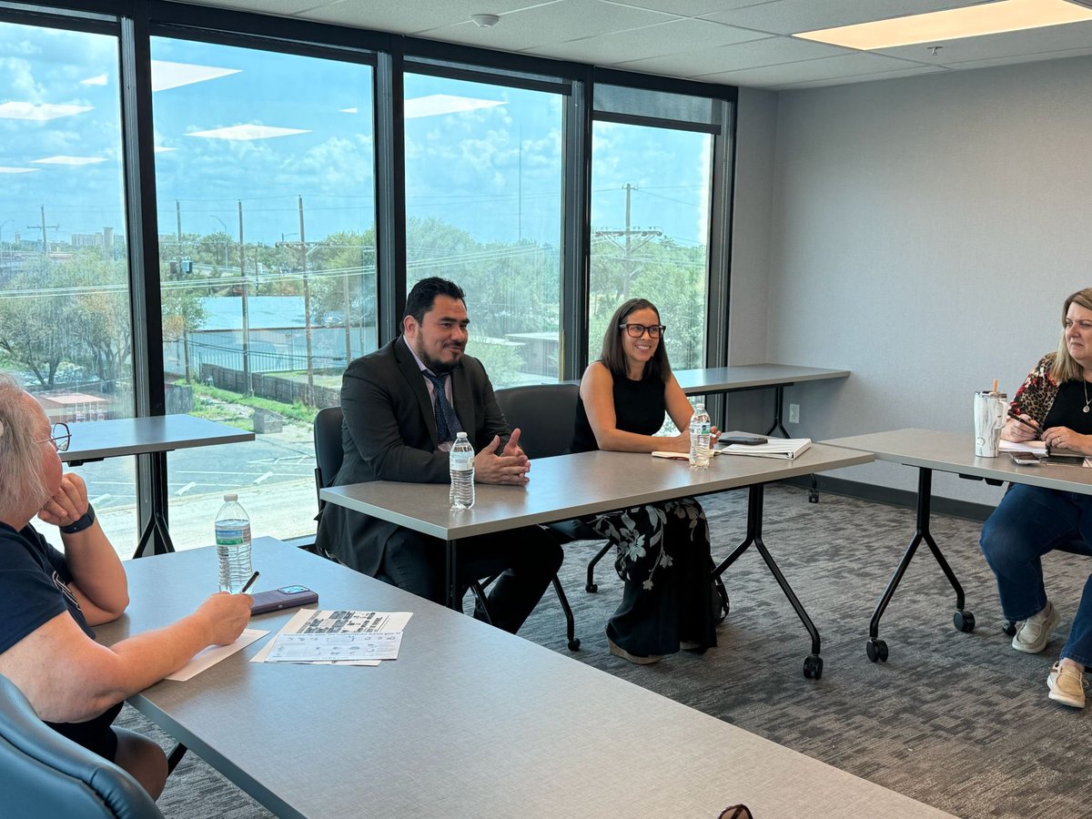 ConsulMexAlb's tweet photo. Participamos en un encuentro en la sede de @FSSAmarillo con organizaciones especializadas en migración y defensa de derechos.

Durante la reunión se analizó el contexto migratorio actual, se compartieron buenas prácticas y se identificaron las principales necesidades de nuestra comunidad 🇲🇽, reafirmando el compromiso de brindar atención oportuna y cercana.

Como resultado, se definieron acciones conjuntas para seguir fortaleciendo la protección preventiva y consular a quienes más lo necesitan. 

📌 Reconocemos la gran labor de cada organización participante y agradecemos su compromiso con nuestra comunidad. 

Gracias @FSSAmarillo por el espacio.