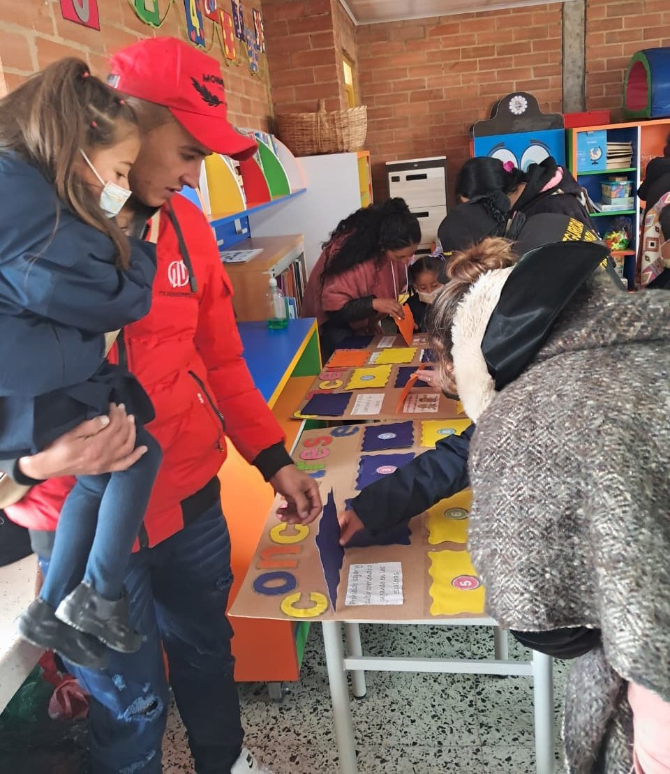 crusmealto's tweet photo. En nuestro primer #EncuentroDeFamiliasCRUA en el #CEDRuralLosAndes, a través del juego dialogamos sobre comunicación, lúdica y amor en familia. Gracias a #CorporaciónJuegoyNiñez, #PFLE, #PromotoraDeBienestar, @Colsubsidio_Ofi y todo el #EquipoCRUA.
@Educacionbogota @UsmeAlcaldia https://t.co/xoBfzVhNRW