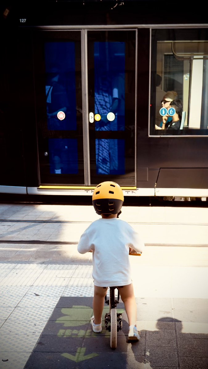 odranoeldaicniv's tweet photo. Das Kind wartet #shotoniphone #rawshot #streetphotography https://t.co/Hp1MzqOueK