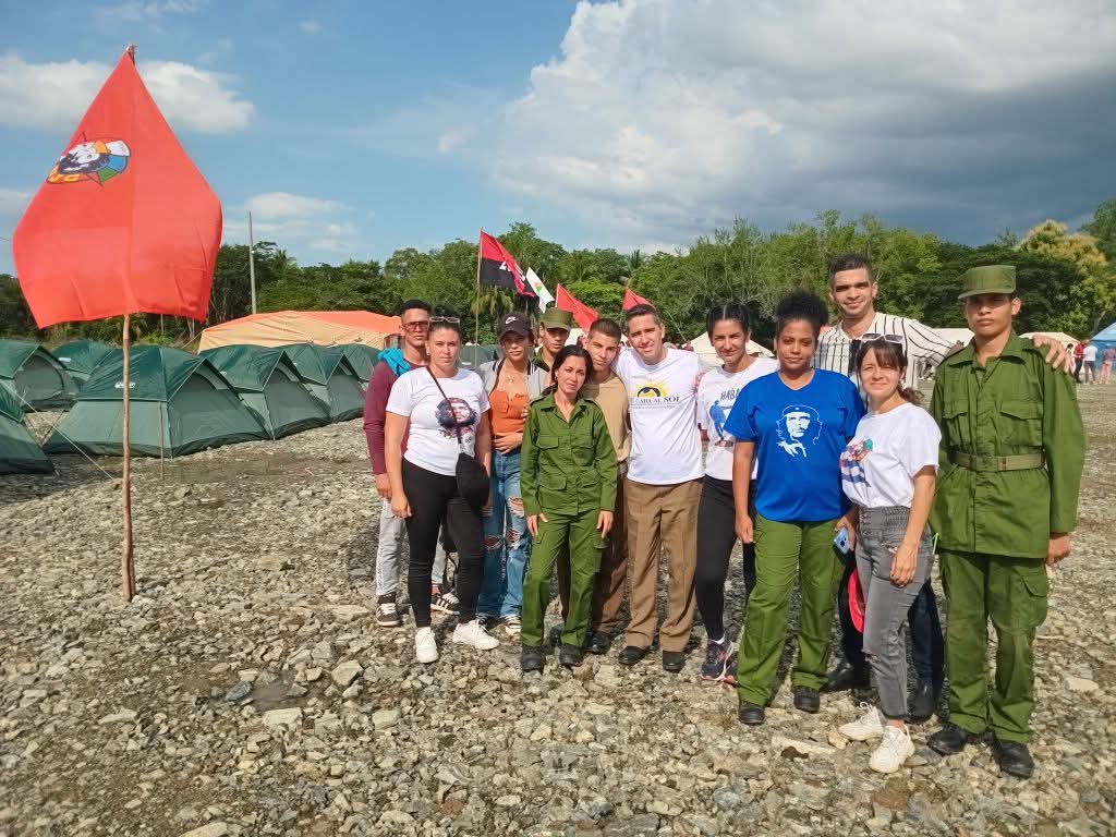 MinfarC's tweet photo. No hay dudas que es la juventud de verde olivo 💚 desde Birán ‼️
Modo acampada 🏕 por Fidel.

#100AñosConFidel https://t.co/ehXlQsaXWz