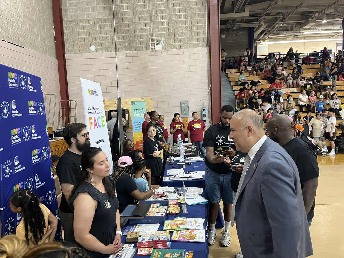 NYC Mayor’s Office of Immigrant Affairs (@nycimmigrants) on Twitter photo 📚✏️🚌 Back to School Season is in session!!
Commissioner <a href="/MCastroMOIA/">Commissioner Manuel Castro</a> was at the @univision Contigo Back to School event in #Queens, speaking to immigrant families about the importance of knowing their rights and sending their kids to school. 🏫🗽 📚✏️🚌 Back to School Season is in session!!
Commissioner <a href="/MCastroMOIA/">Commissioner Manuel Castro</a> was at the @univision Contigo Back to School event in #Queens, speaking to immigrant families about the importance of knowing their rights and sending their kids to school. 🏫🗽