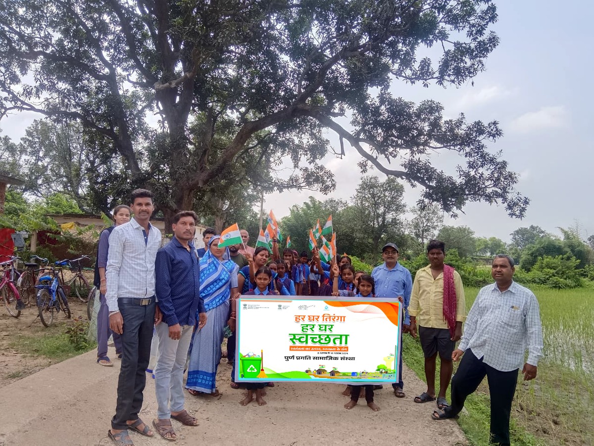 jjm_mungeli's tweet image. ग्राम पंचायत बिठालदह
ब्लॉक लोरमी 
हर घर तिरंगा हर घर स्वच्छता अभियान के तहत बिहान योजना महिला समूह साथी ग्राम जल स्वच्छता समिति के सदस्यों के साथ स्कूल के माध्यम से बच्चों का जागरूकता के प्रति रैली का आयोजन किया गया।