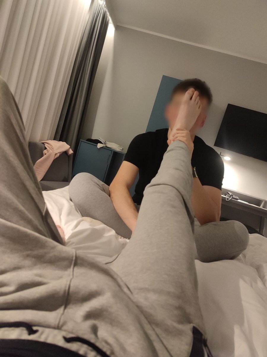 Master__Niels's tweet image. Thats right boy, drool away while u sniff my perfect sweaty soles😮‍💨 

U crave being down my feet, u crave worshipping and u crave giving in to someone thats born superior😈 

Now retweet and make my throne messages explode as u sniff your poppers💸 good boy😵‍💫