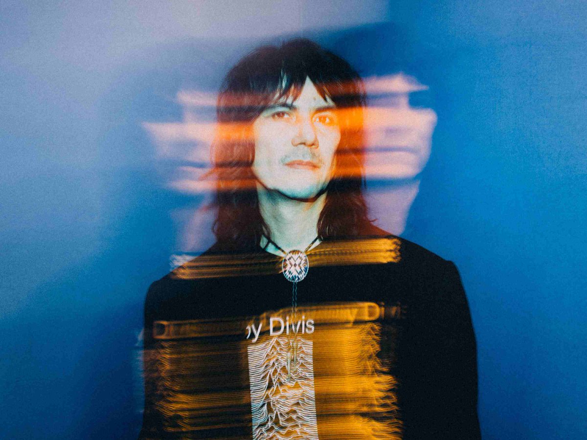 El artista mexicano Vicente Jáuregui presenta TERNURA RADICAL, un EP conformado por cinco canciones que exploran las posibilidades del amor en una época caracterizada por el individualismo.
radiorageoficial.com/2025/08/12/el-…