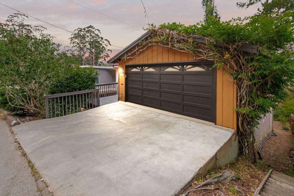 CorcoranIcon's tweet photo. A sunny Pacifica retreat tucked on a quiet cul-de-sac, this home blends modern updates with ocean-view decks and an open-concept layout perfect for multi-generational living. https://t.co/C6vm1UBYgm https://t.co/PCTx0NVCgz