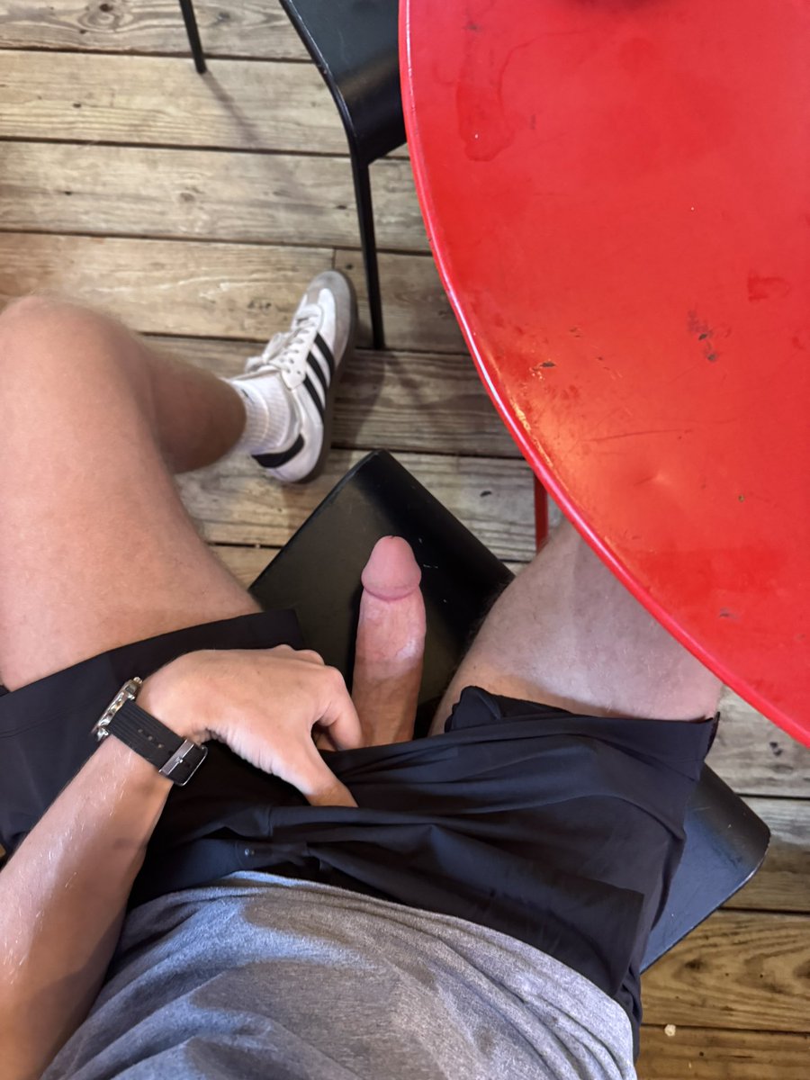 ErectErik's tweet photo. Dining al fresco https://t.co/zOndS9hYo0