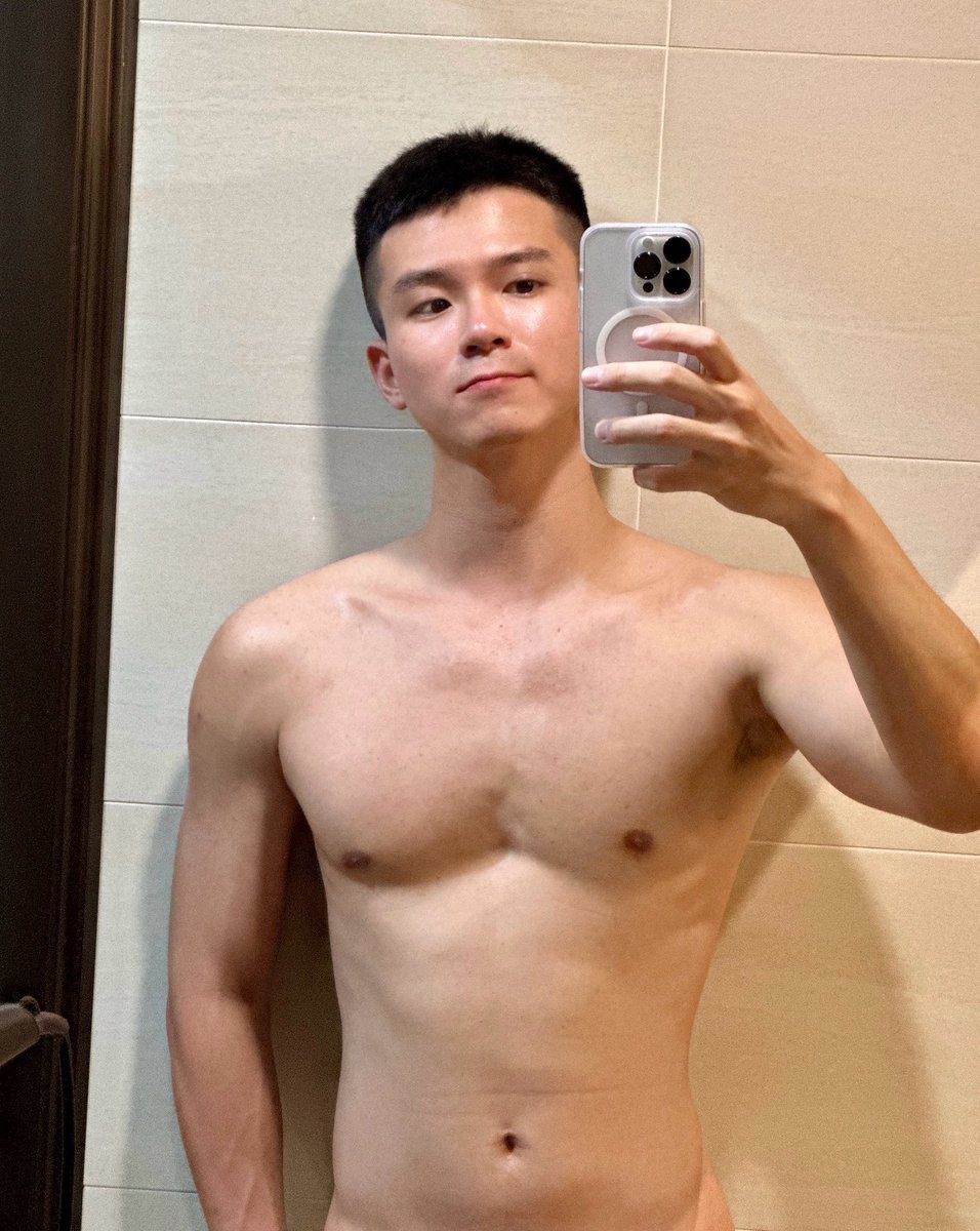 嘿嘿其實下面是裸的😳😳😳