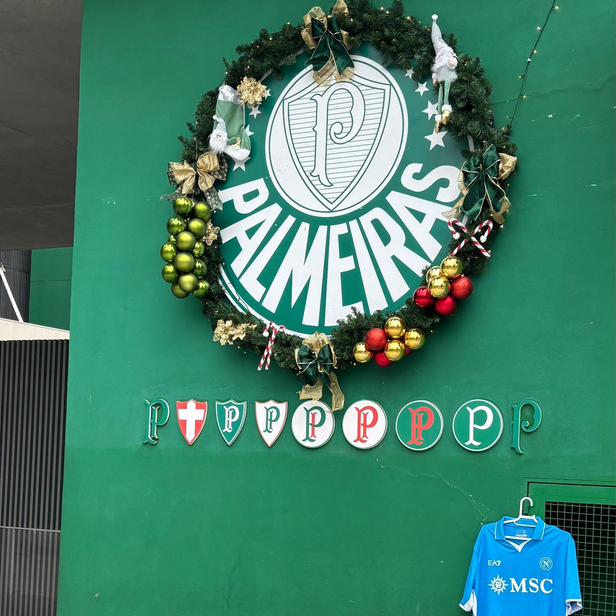 𝐅𝐞𝐥𝐢𝐳 𝐚𝐧𝐢𝐯𝐞𝐫𝐬𝐚́𝐫𝐢𝐨, <a href="/Palmeiras/">SE Palmeiras</a>! 🥳

Lembrança da nossa visita à casa do Verdão no início do ano! 💪

💙 #ProudToBeNapoli