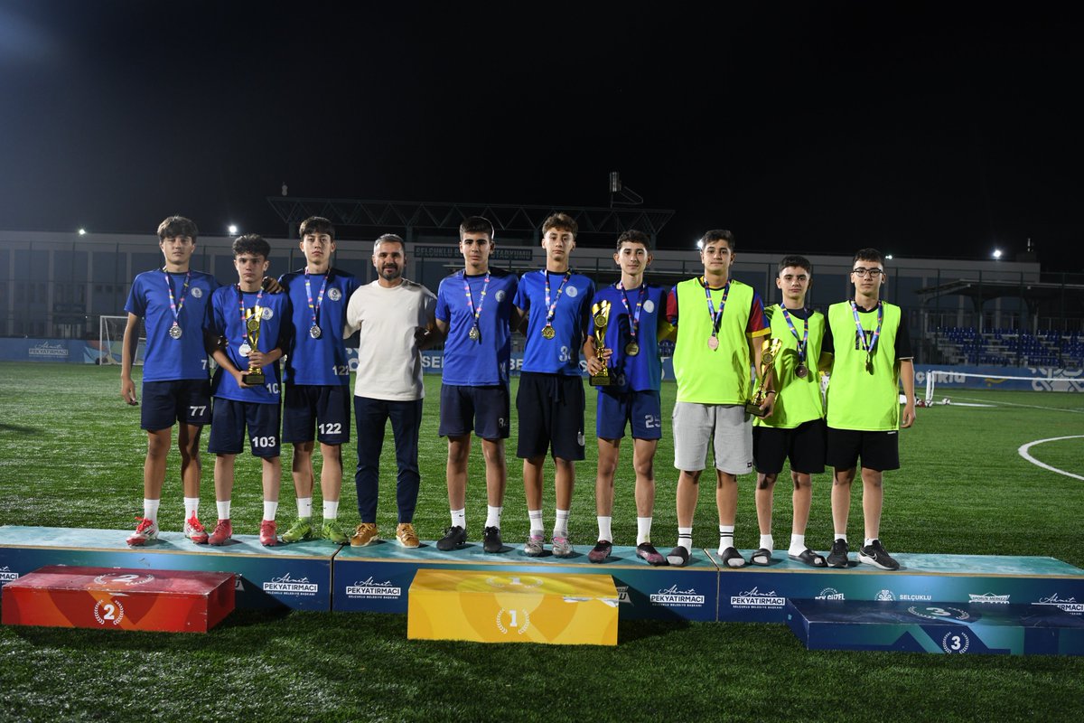 Selçuklu Belediyesi Ayak Tenisi
Turnuvasında Şampiyonlar Belli Oldu! ⚽️

Selçuklu Belediyesi 8-12 Ağustos tarihleri arasında Selçuklu Belediyesi Sentetik Çim Sahada düzenlenen Ayak Tenisi Turnuvası büyük heyecana sahne oldu.

🏆 Büyükler Kategorisi finalinde Demirspor,