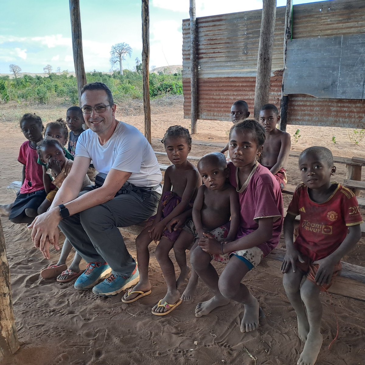 Naxopsp's tweet image. En una escuela en una aldea de Madagascar para el #hiloveraniego del #claustrovirtual.