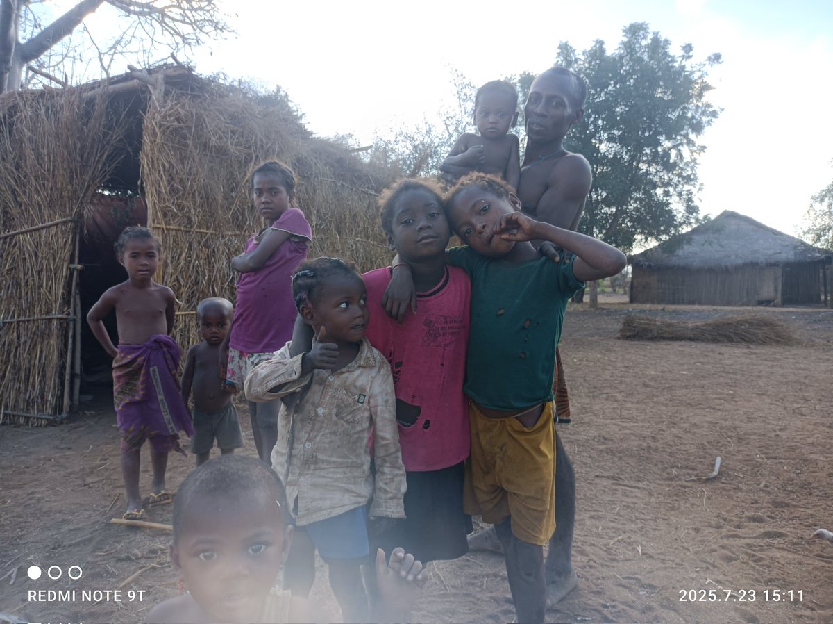 Naxopsp's tweet image. En una escuela en una aldea de Madagascar para el #hiloveraniego del #claustrovirtual.