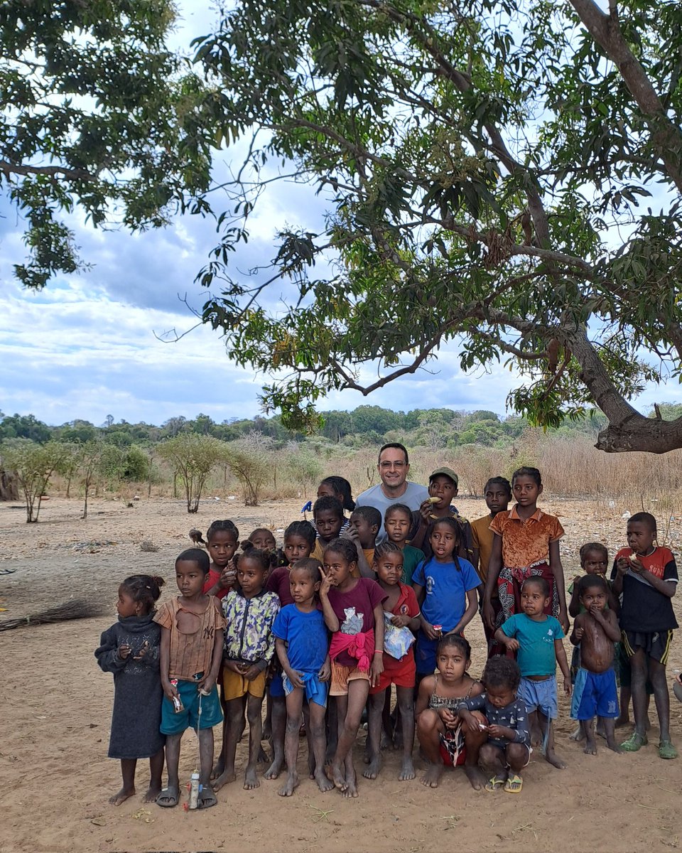 Naxopsp's tweet image. En una escuela en una aldea de Madagascar para el #hiloveraniego del #claustrovirtual.