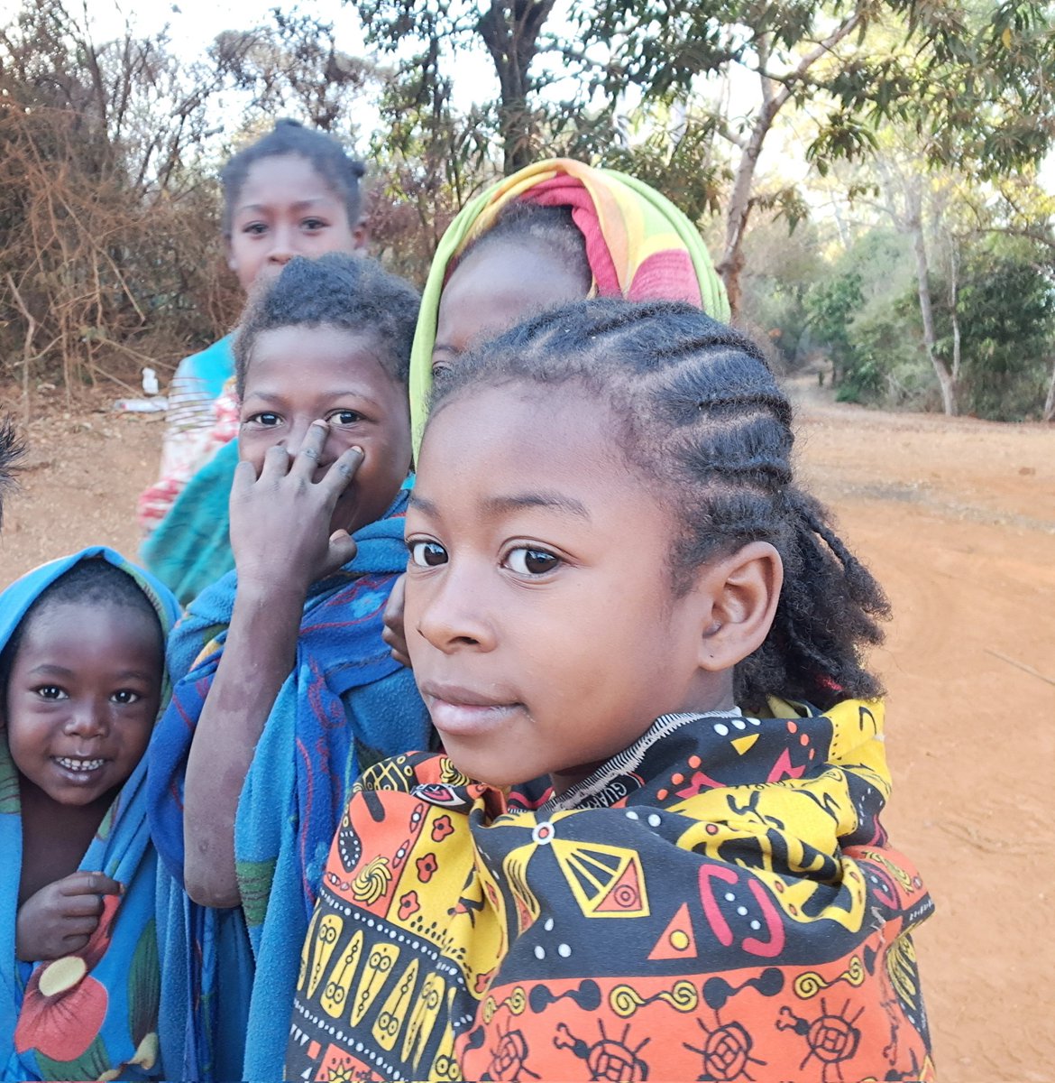 Naxopsp's tweet image. En una escuela en una aldea de Madagascar para el #hiloveraniego del #claustrovirtual.