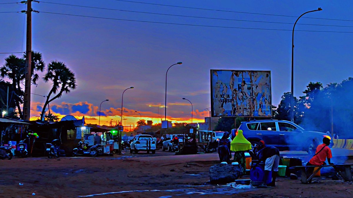 🔥🌆 Crépuscule urbain
Quand le jour s’endort et que la rue s’anime, les couleurs embrasent le ciel et les histoires se croisent dans la fumée du soir.

📸 Prenez une pause… admirez cette beauté.

#CoucherDeSoleil #StreetVibes #UrbanLife #BeautéDuMoment #MagicHour #InspirationDu