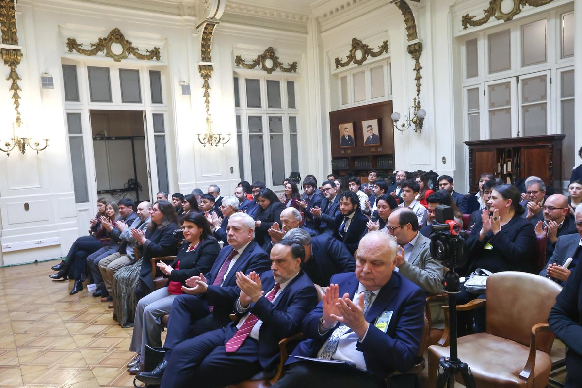 ced_cl's tweet photo. 📌 Realizamos la presentación del libro “Actas Grupo de Estudios Constitucionales ‘Grupo de los 24’” Tomo I, en ex Congreso Nacional, 

✅ Esta publicación es fruto de un trabajo colaborativo impulsado por la @AChiDerConst, CED, @derechouchile  y la @juridicysocudec. https://t.co/BbJWB8nGxU