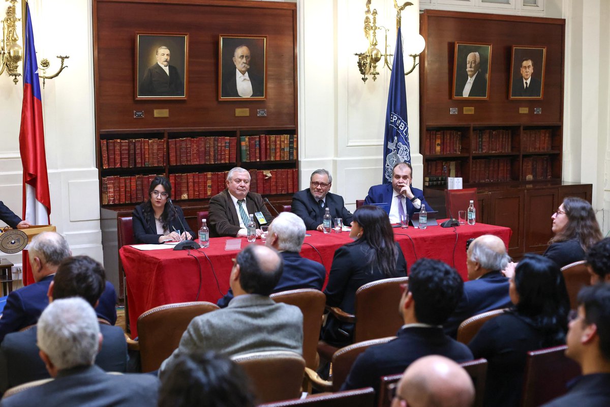 ced_cl's tweet photo. 📌 Realizamos la presentación del libro “Actas Grupo de Estudios Constitucionales ‘Grupo de los 24’” Tomo I, en ex Congreso Nacional, 

✅ Esta publicación es fruto de un trabajo colaborativo impulsado por la @AChiDerConst, CED, @derechouchile  y la @juridicysocudec. https://t.co/BbJWB8nGxU