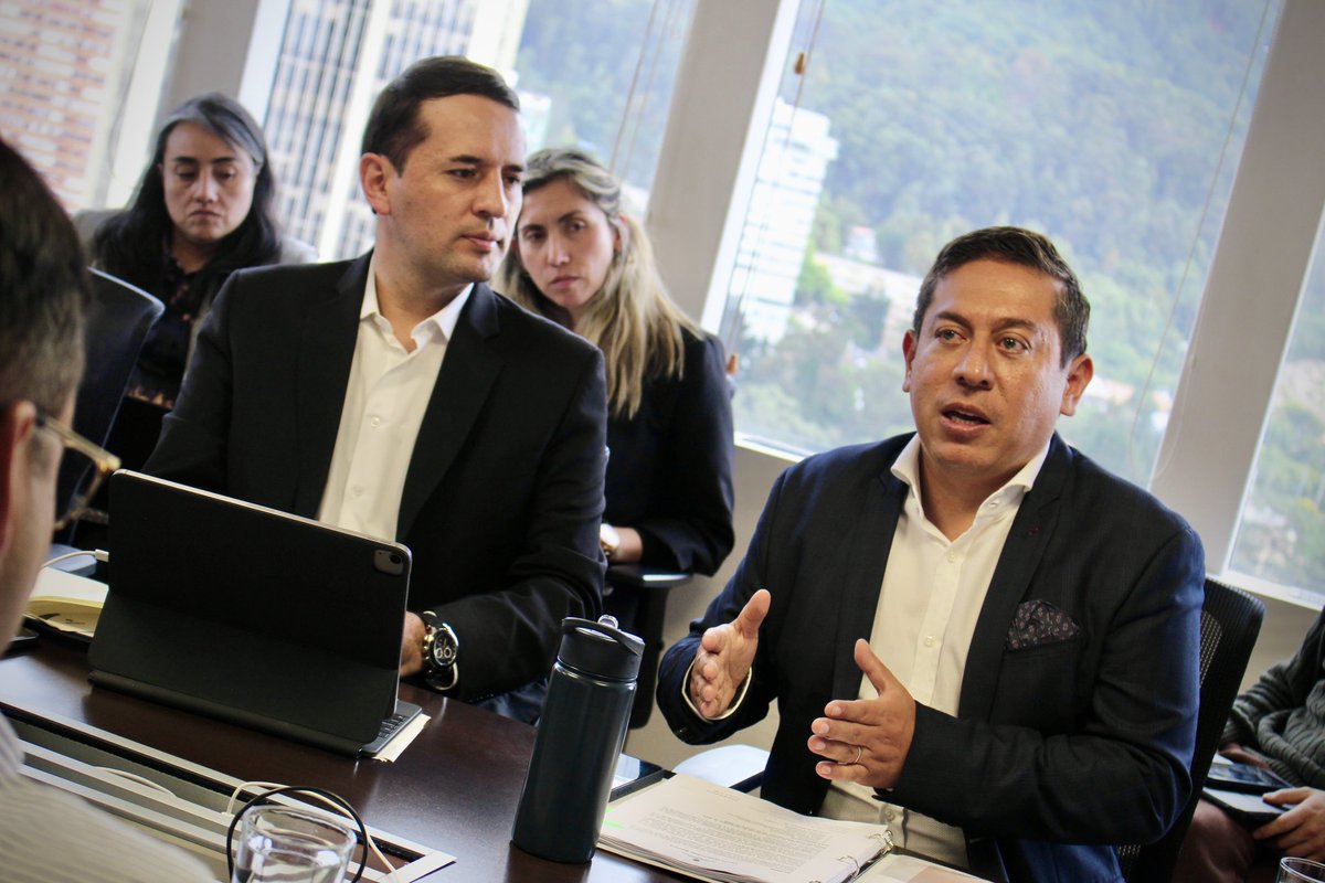 ¡Todo listo para la firma del Pacto Territorial 💪🏽!

Directo desde Santa María llegamos a Bogotá a reunimos con Natalia Molina, directora general de la <a href="/DNP_Colombia/">dnp_colombia</a> y su equipo directivo, en la última mesa técnica desarrollada antes de la firma, que se realizará este jueves en
