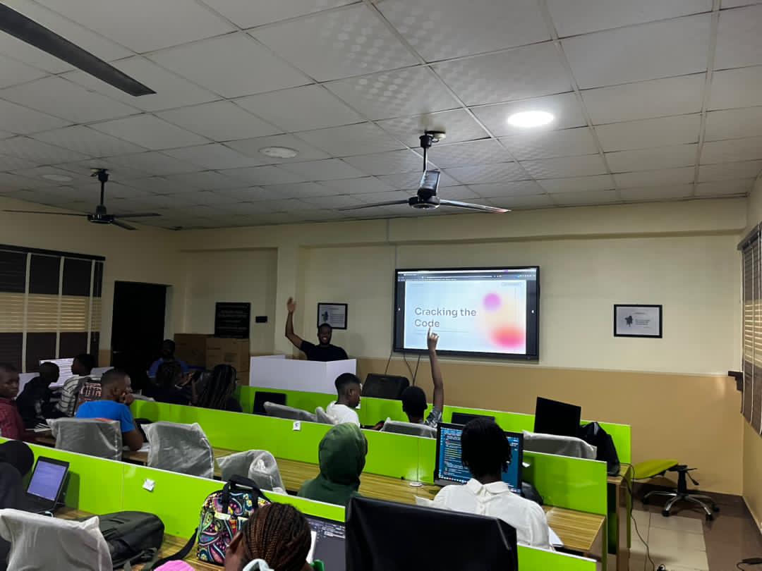 naijacoderorg's tweet photo. 💻✨ From Code to Career: Today, our campers leveled up, learning about how algorithms aren’t just for textbooks, but also for real-world software engineering.

From sorting huge datasets 📊 to optimizing delivery routes 🚚, the right algorithm can save time and money. https://t.co/8wsT7YeVjW