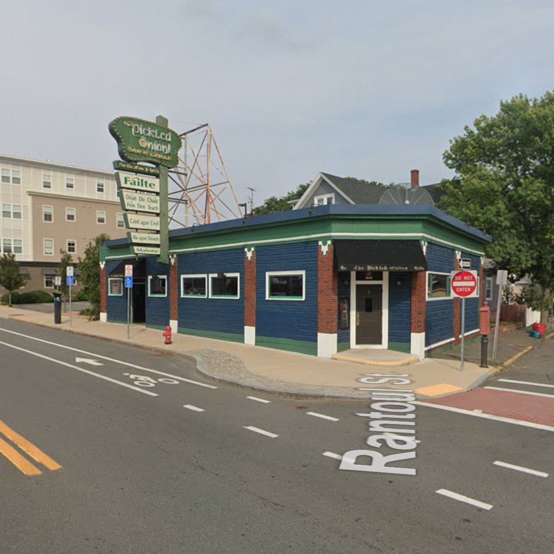 berkie1's tweet photo. The Pickled Onion proposed building 8 homes over a new restaurant.

The project died when they were told they'd need to provide 18 parking spots for the restaurant...

“There’s been a restaurant there for 70 years... we’ve never been required to have parking."

📍Beverly, MA https://t.co/K5kEwxZ4Pc