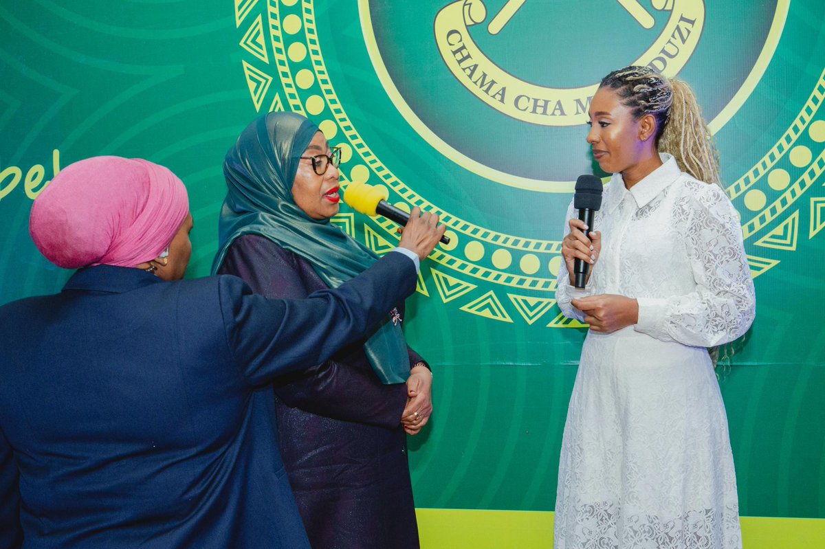 koncept_tv's tweet photo. Mtangazaji wa Clouds Meena Ali akifanya Mahojiano na Mwenyekiti Wa CCM Dr Samia Suluhu Hassan Mara baada ya Kuwasili  katika ukumbi wa Mlimani City kwa ajili ya Shughuli ya Harambee ya CCM 2025 https://t.co/MHsypWQ5yT