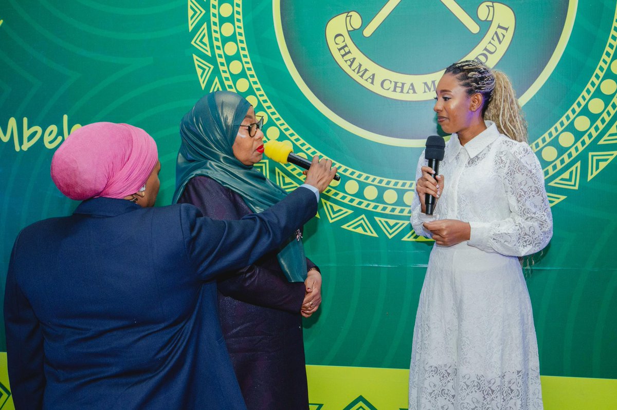 koncept_tv's tweet photo. Mtangazaji wa Clouds Meena Ali akifanya Mahojiano na Mwenyekiti Wa CCM Dr Samia Suluhu Hassan Mara baada ya Kuwasili  katika ukumbi wa Mlimani City kwa ajili ya Shughuli ya Harambee ya CCM 2025 https://t.co/MHsypWQ5yT