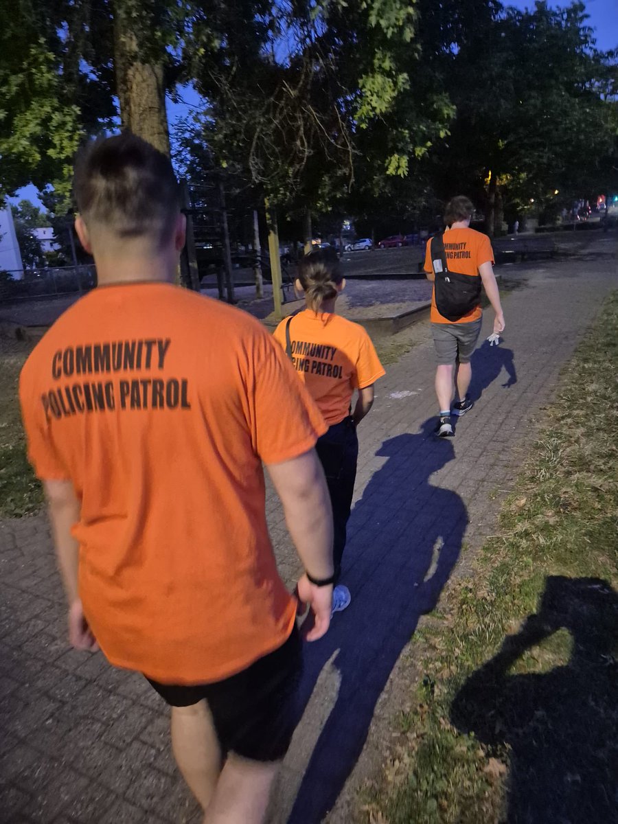 CollingwoodcpcC's tweet image. 1/2
@CollingwoodCPC 
5th #Patrol, Monday 
August. 11th,
Evening Shift, with our #hardworking
&amp;amp; #dedicated #Team
#MountPleasant 
dealing w/ real issues 
in our lovely area.

#Volunteers Mason, Kyle &amp;amp; Ellysia dealt w/ these issues in our #MtPleasant area &amp;amp; beyond.
#Service