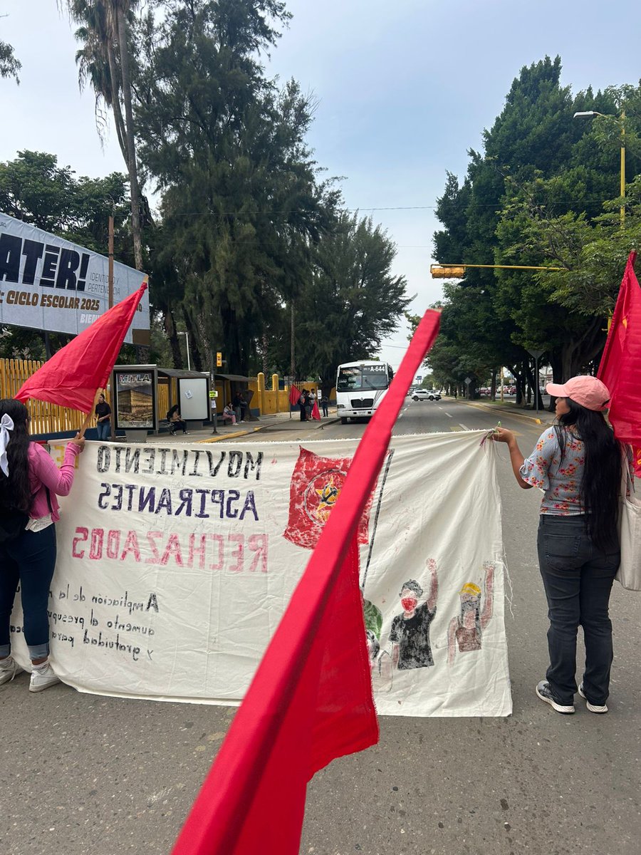 FPR_OAXACA's tweet photo. Llamado público al rector Cristian Carreño para dialogar sobre la falta de matrículas y el alto costo de las inscripciones y reinscripciones en la UABJO

El día de hoy por la mañana la UJRM realizó una manifestación en Avenida Universidad frente a Ciudad Universitaria en el marco de la jornada de movilización para llamar nuevamente al eector de la universidad al diálogo con respuestas satisfactorias a las demandas del Movimiento de Aspirantes Rechazados.
¡Exigimos una verdadera gratuidad de la educación!
¡Por aumento del presupuesto en la UABJO!
¡Aumento de la matrícula en la universidad!
¡No más cuotas de inscripción y reinscripción!