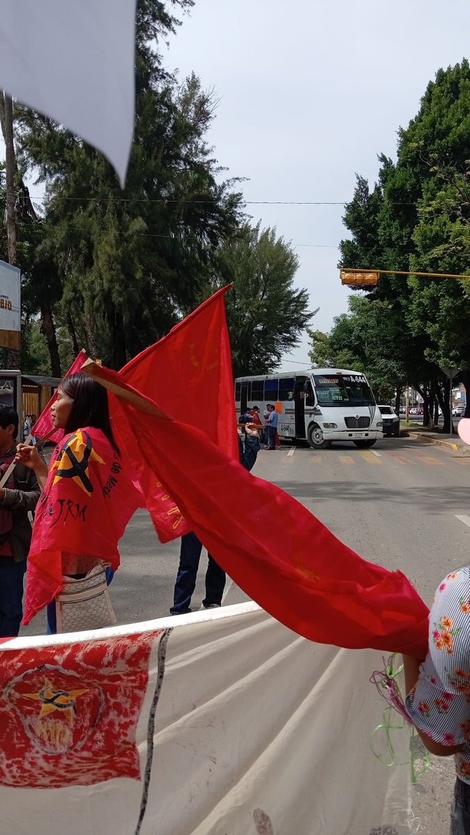 FPR_OAXACA's tweet photo. Llamado público al rector Cristian Carreño para dialogar sobre la falta de matrículas y el alto costo de las inscripciones y reinscripciones en la UABJO

El día de hoy por la mañana la UJRM realizó una manifestación en Avenida Universidad frente a Ciudad Universitaria en el marco de la jornada de movilización para llamar nuevamente al eector de la universidad al diálogo con respuestas satisfactorias a las demandas del Movimiento de Aspirantes Rechazados.
¡Exigimos una verdadera gratuidad de la educación!
¡Por aumento del presupuesto en la UABJO!
¡Aumento de la matrícula en la universidad!
¡No más cuotas de inscripción y reinscripción!